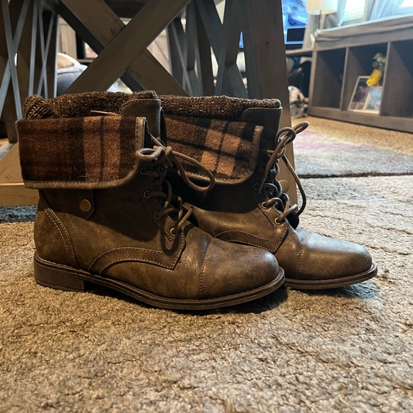 Shoes - Womens boots size 7.5